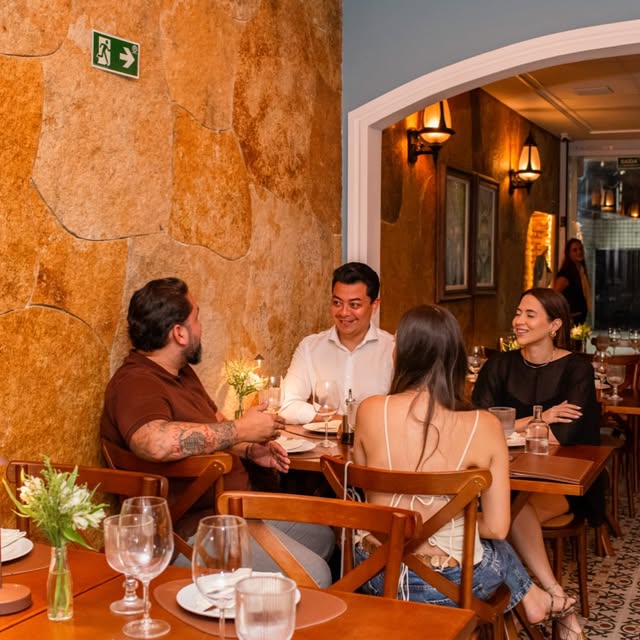 Clientes reunidos no salão do Le Pont Bistrô
