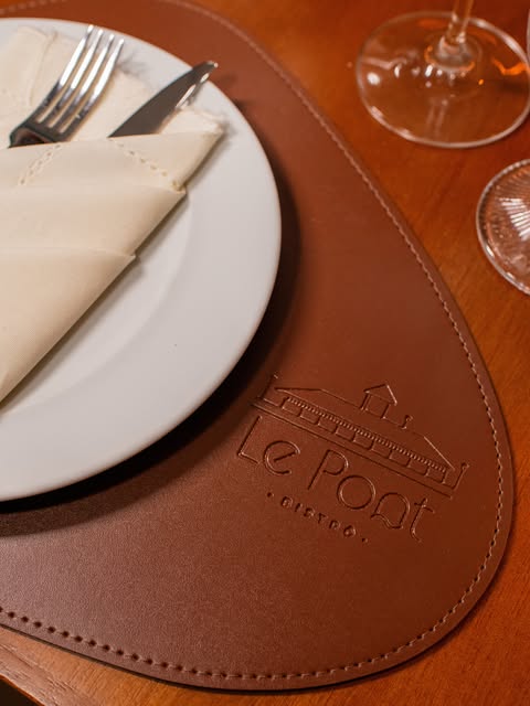 Detalhe de mesa com jogo americano do Le Pont Bistrô